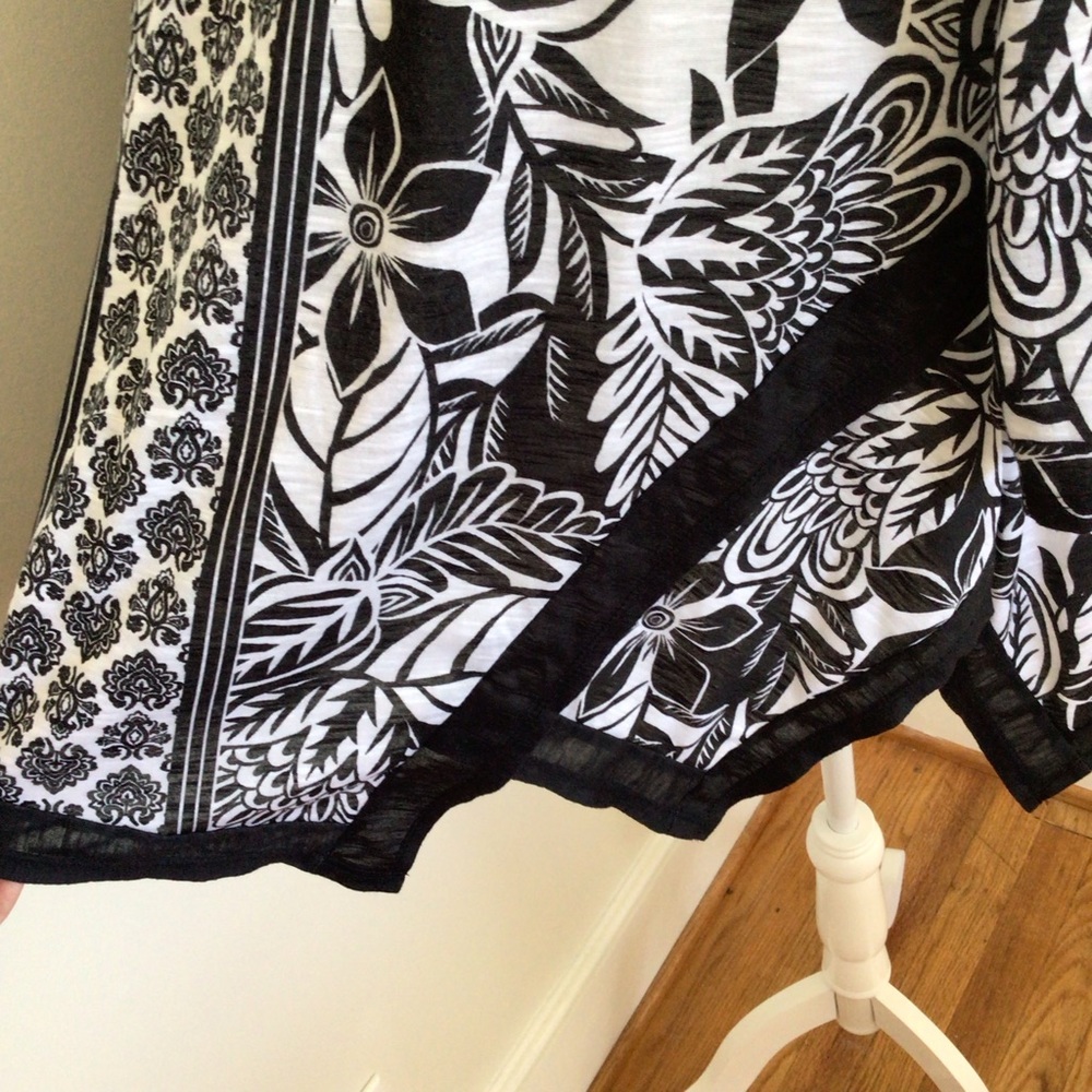 Ruby Rd. Monochrome Floral Sharkbite Top - image 3